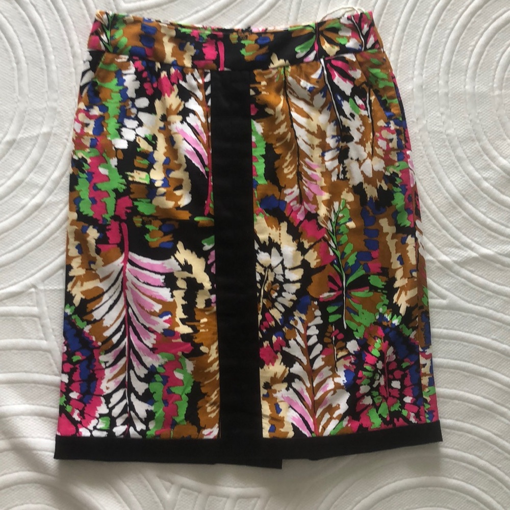 Kneee length dramatic design skirt